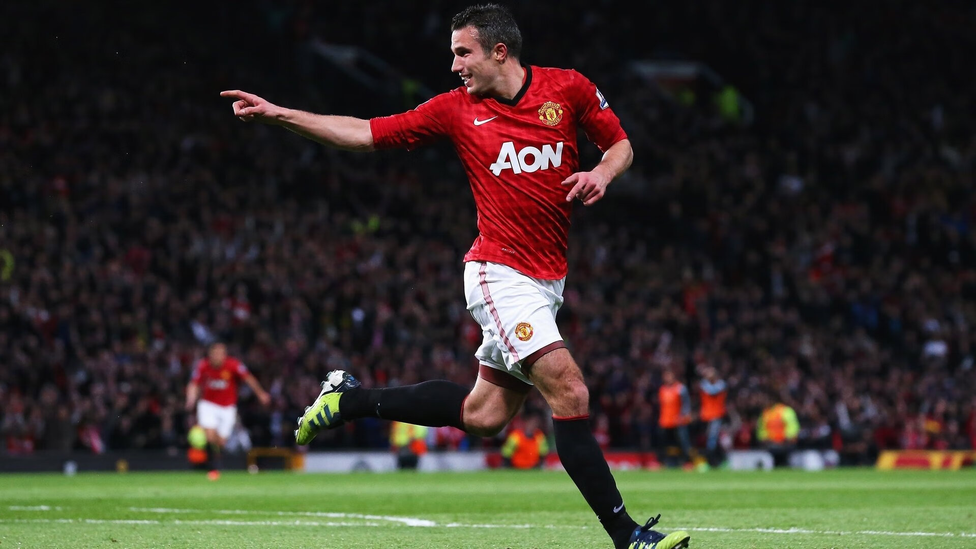 曼城队内温情一幕，沃克现身阿坎吉告别晚宴，周末德比前展现团队纽带